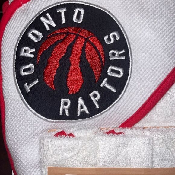 NBA Toronto Raptors Basketball Child Gift Set Hooded Towel & Three Washcloths - Picture 4 of 4